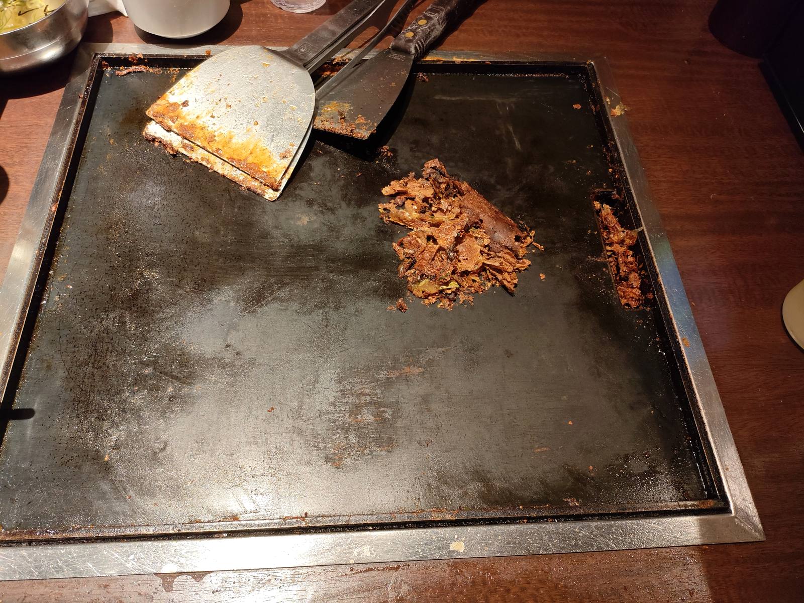 完食したお好み焼本舗の鉄板