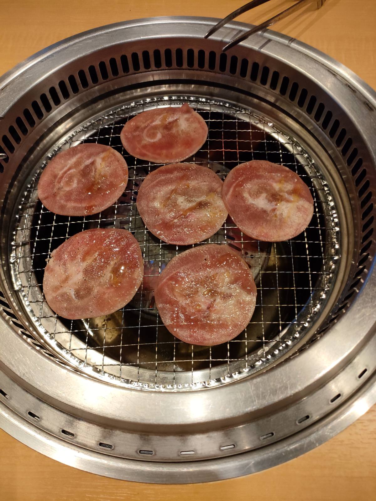 焼肉きんぐの豚タンを網で焼く