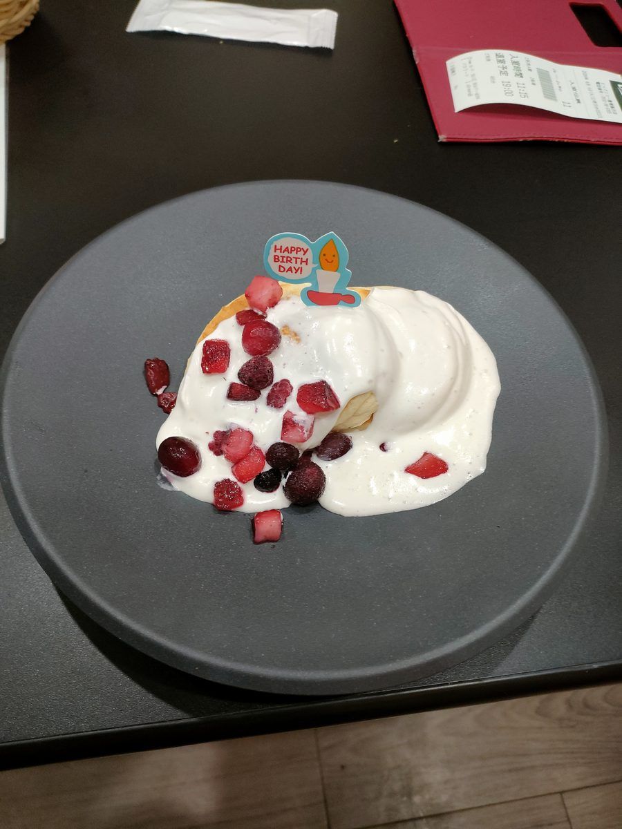 ビッグエコーのバースデーデザート。パンケーキにホイップとベリーが盛られ、誕生日のピックが立っている
