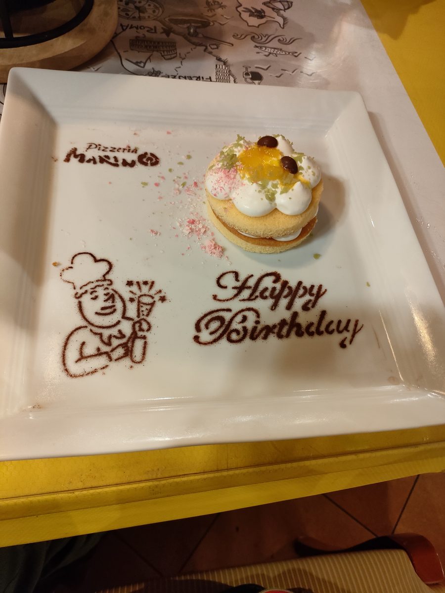 ピッツェリア マリノのバースデードルチェ。皿にチョコソースでロゴとメッセージが描かれている