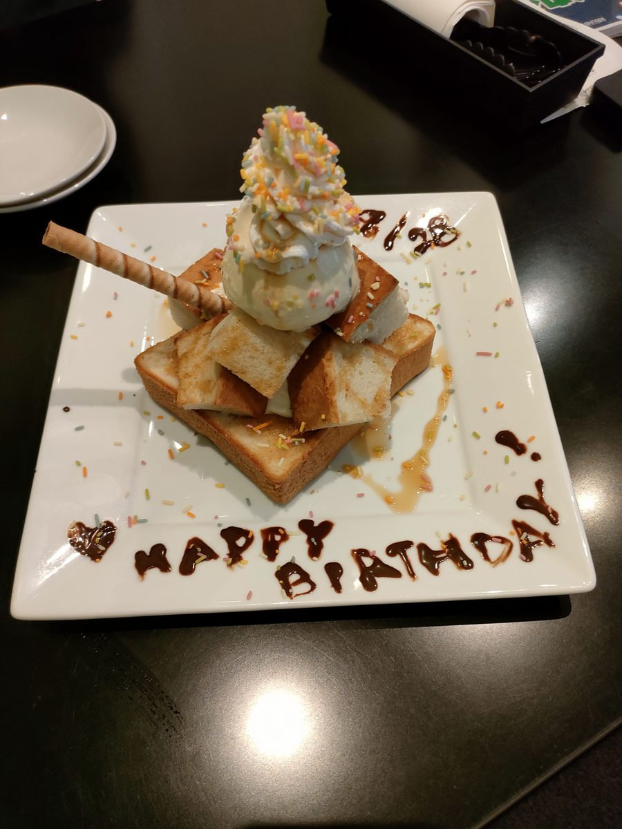 ラウンドワンのバースデーデザート。皿にチョコソースでメッセージと日付が書かれている